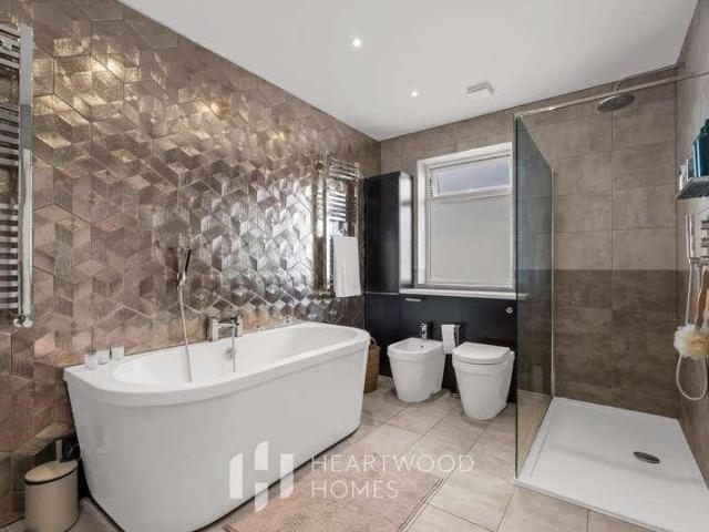 5 bed house for sale