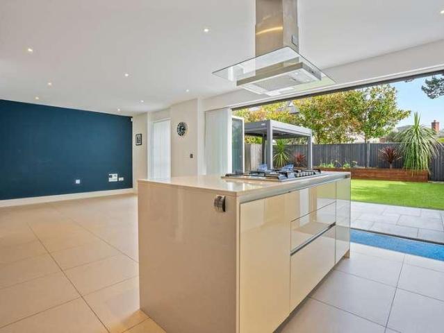 5 bed house for sale