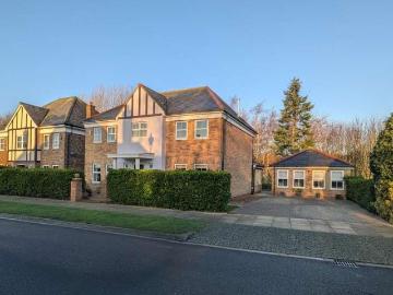 5 bed house for sale