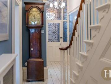 5 bed house for sale