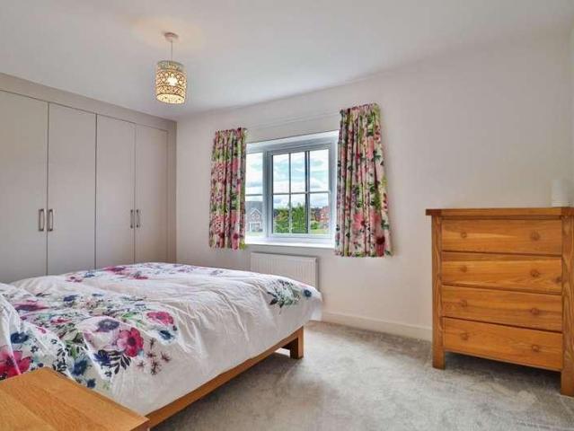 5 bed house for sale