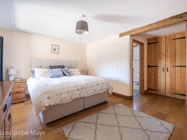 5 bed house for sale