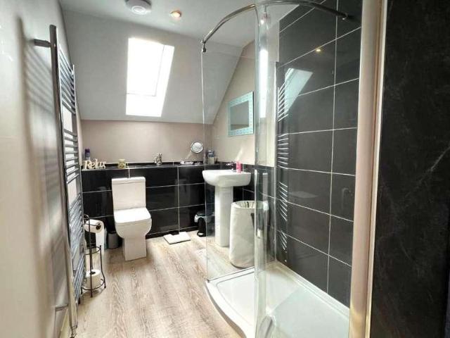 5 bed house for sale