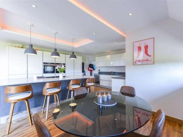 5 bed house for sale