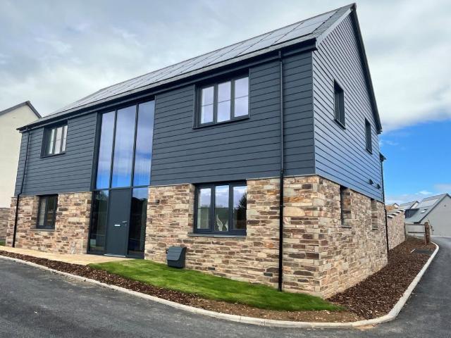 5 bed house for sale