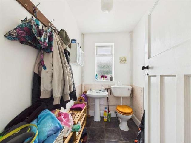 5 bed house for sale