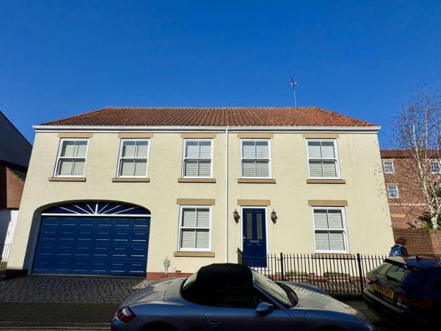 5 bed house for sale
