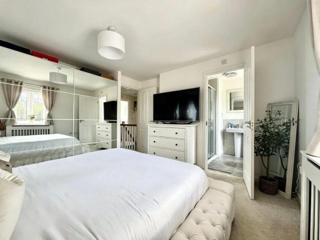5 bed house for sale