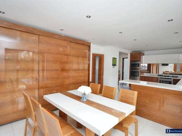 5 bed house for sale