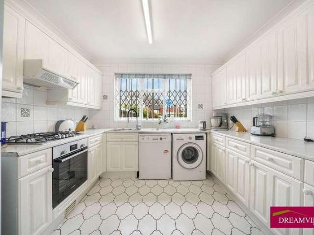 5 bed house for sale
