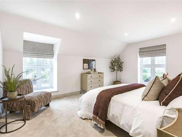 5 bed house for sale