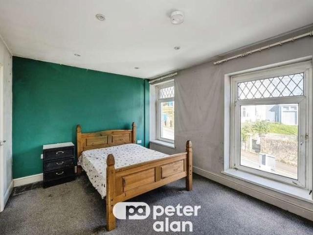 5 bed house for sale