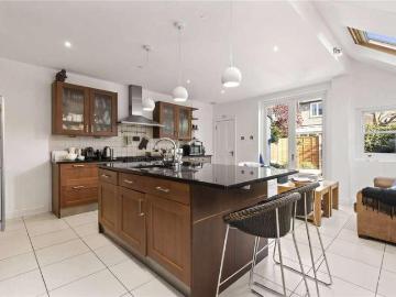 5 bed house for sale