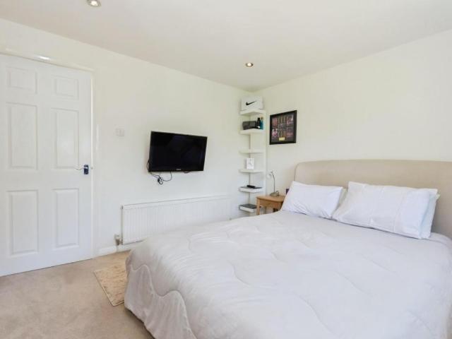 5 bed house for sale