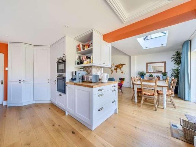 5 bed house for sale