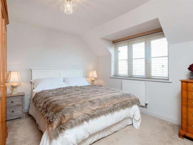 5 bed house for sale