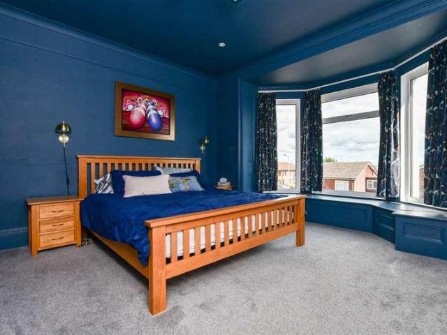 5 bed house for sale