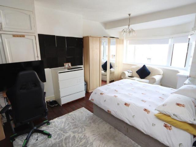 5 bed house for sale