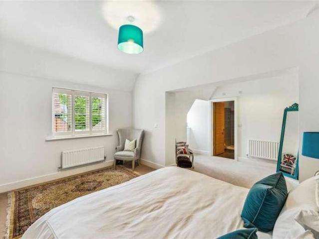 5 bed house for sale