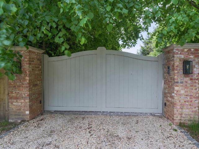 5 bed house for sale