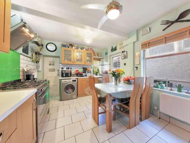 5 bed house for sale