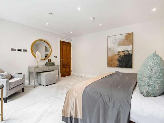 5 bed house for sale