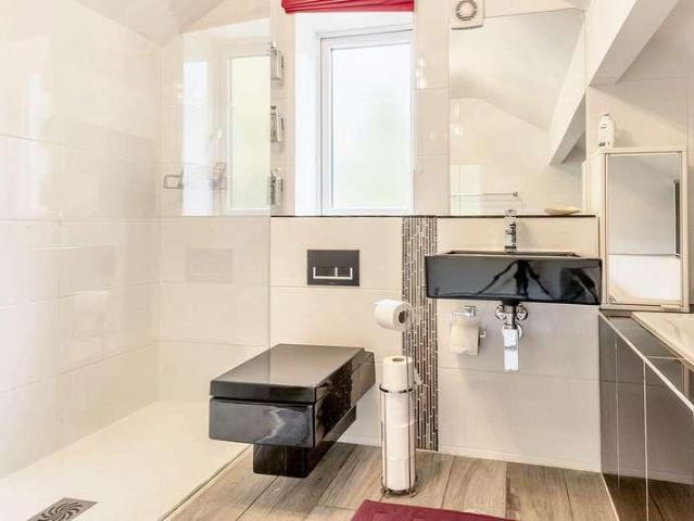 5 bed house for sale