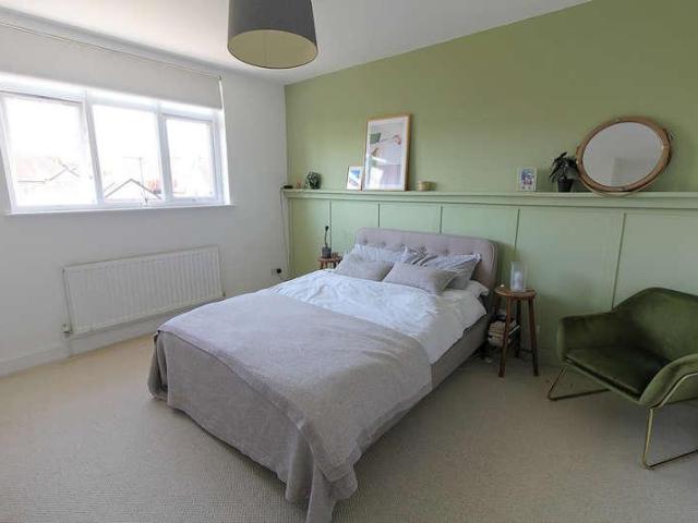 5 bed house for sale