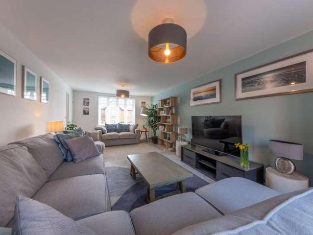 5 bed house for sale