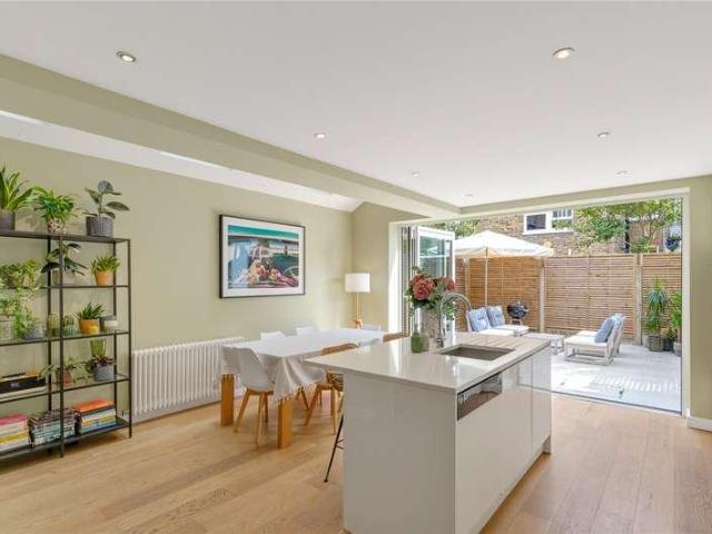 5 bed house for sale