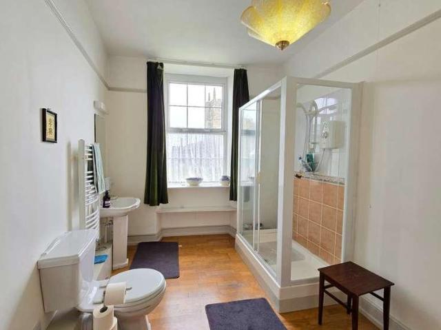5 bed house for sale