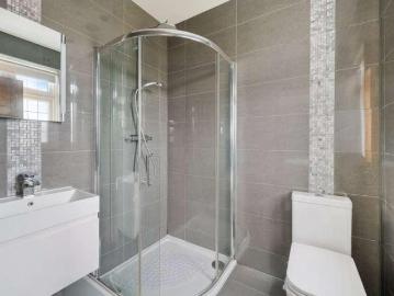 5 bed house for sale