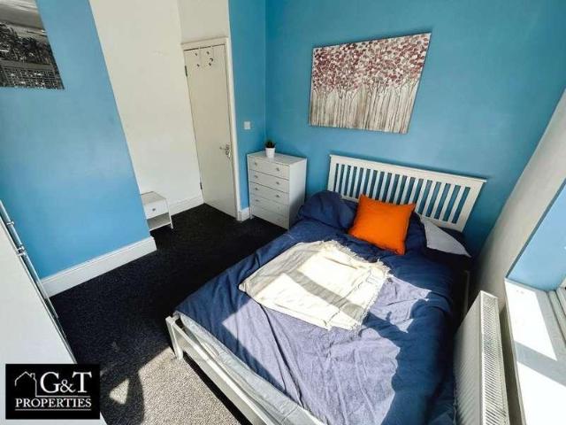 5 bed house for sale