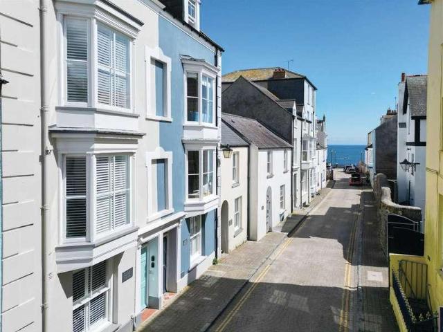 5 bed house for sale