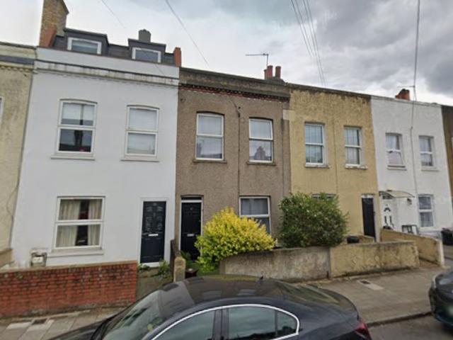 5 bed house of multiple occupation to rent in Fountain Road, London, SW17