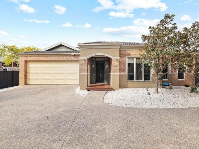 5 Bed Plus Study, 3 Living Areas & Pool!