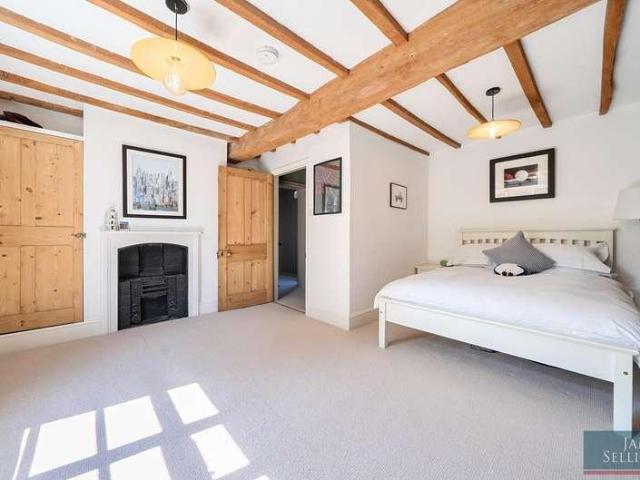 5 bed house for sale
