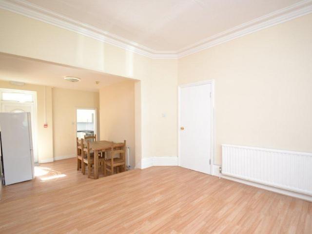 5 Bed Semi detached house For Rent