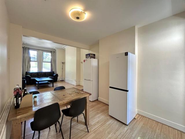 5 Bed Semi detached house For Rent