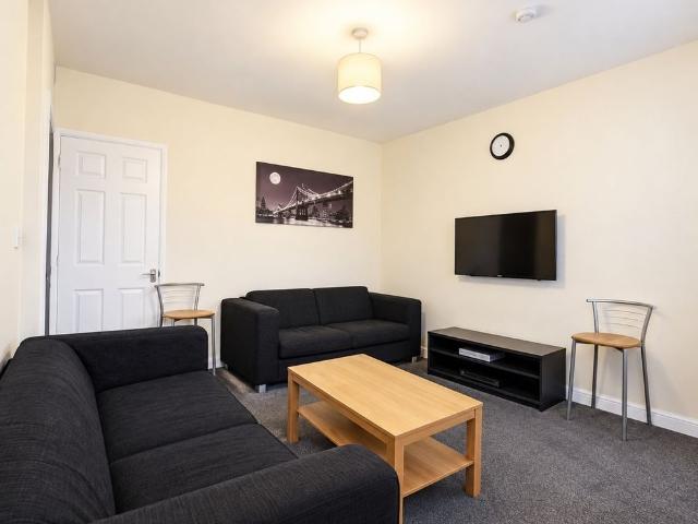 5 Bed Semi Detached House, St. Peters Road, RG6