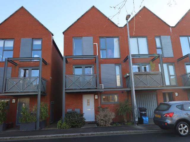 5 bed Semi detached House To Let