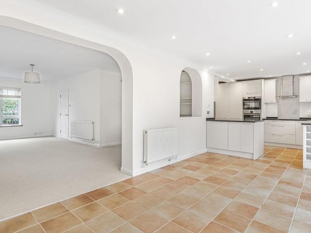 5 bed Semi Detached House To Let