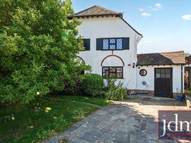 5 bed Semi Detached House to Let for rent in Petts Wood, Orpington