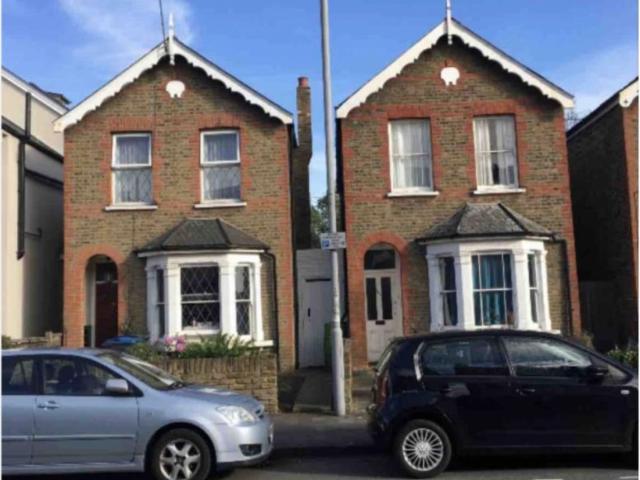 5 bed Semi Detached House To Let, Guide Price £4,200 pcm