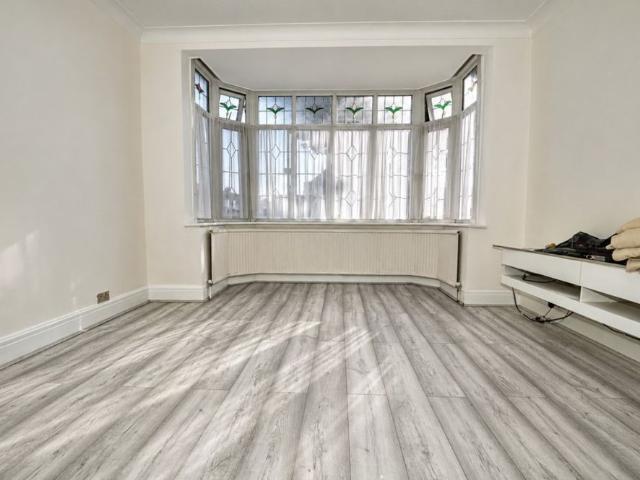 5 Bed Semi Detached House, Upney Lane, IG11