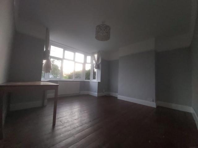 5 Bed Semi Detached House, Wardown Crescent, LU2