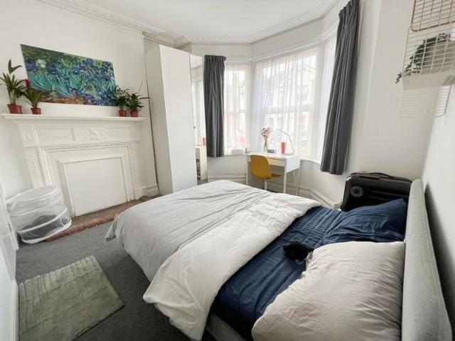 5 Bed Semi Detached House, Woodcote Road, SO17