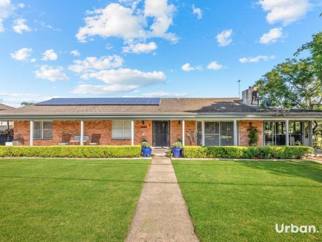 5 bedroom 3 bathroom 6 garage home set on approximately 1 acre in Pitt Town