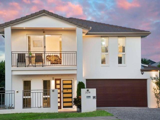 5 bedroom 3 bathroom specious family home @ Springfield Lakes for $980 per week rent