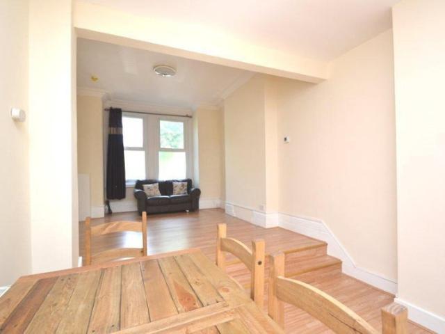 5 bedroom 2 bathroom House in ACTON + garden